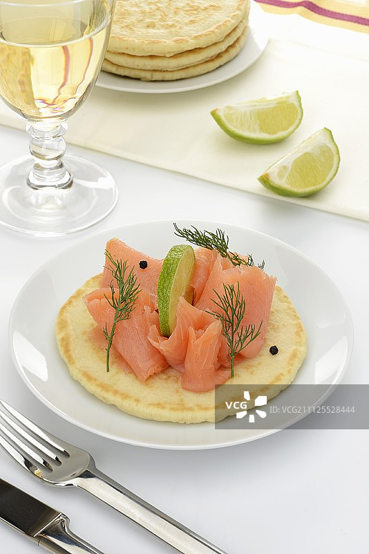 烟熏三文鱼布林饼图片素材