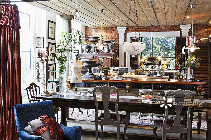 厨房操作台前的长餐桌和各式椅子图片素材