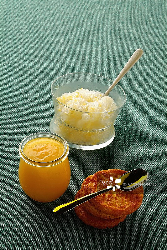 柠檬甜点：冰沙、柠檬酱和饼干图片素材