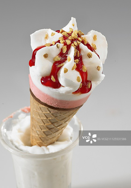 草莓冰淇淋甜筒图片素材