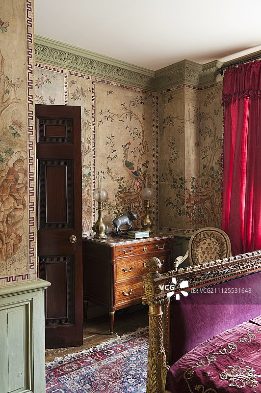 时尚卧室中式墙板与镀金床架图片素材