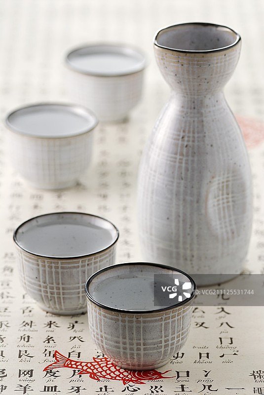 酒瓶和清酒杯图片素材