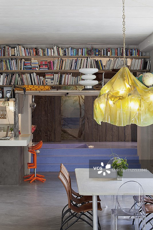 餐区设计师吊灯，厨房书架，后现代吧台凳及下沉式浴缸图片素材