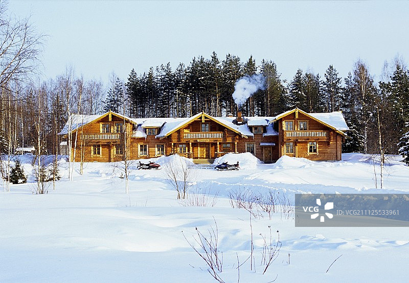 白雪皑皑的冬季景观中的露台小木屋图片素材