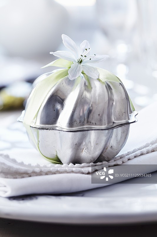 小蛋糕模具包装的伴手礼，用雪光花装饰图片素材