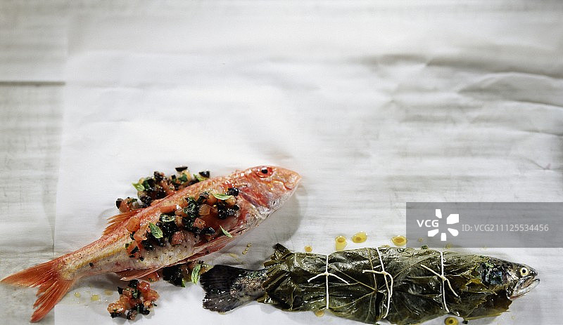 红鲻鱼配罗勒和鳟鱼裹在葡萄叶中图片素材