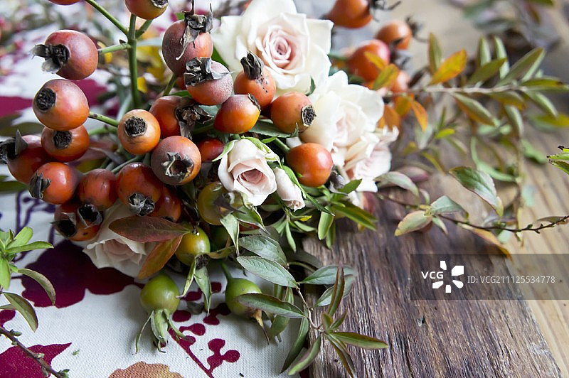 秋季花环，由各种玫瑰果、玫瑰和绣线菊枝组成图片素材