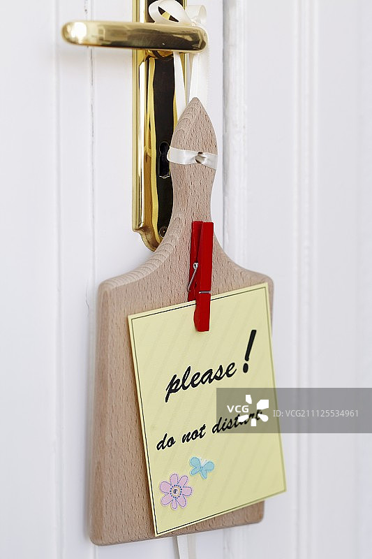 用砧板和衣夹制成的“请勿打扰”标志图片素材