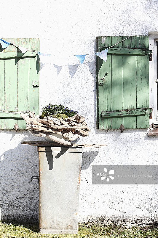 浮木花盆与农舍外墙图片素材