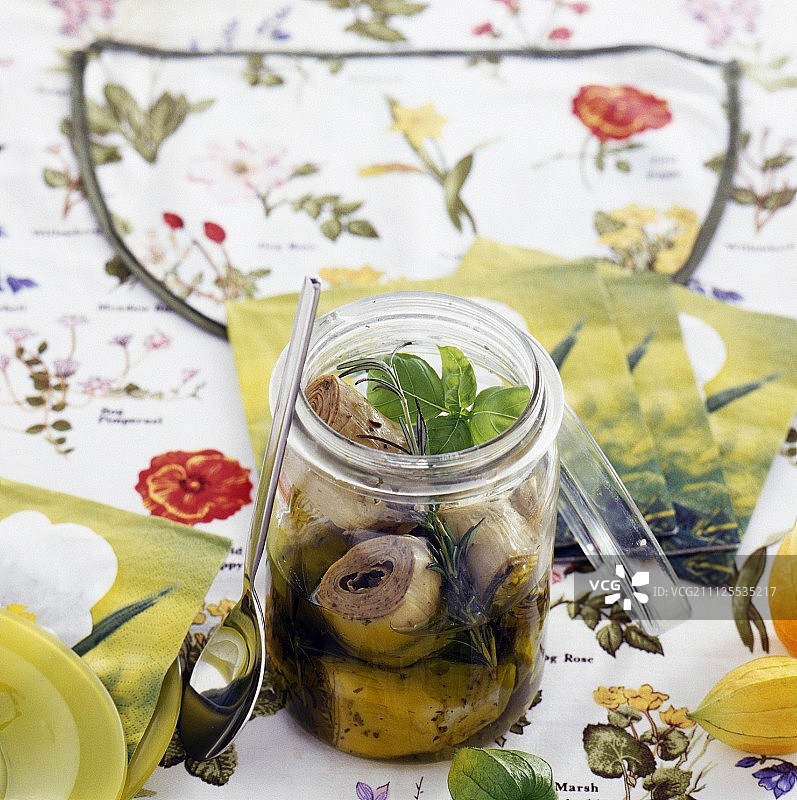 浸泡在橄榄油中的朝鲜蓟罐图片素材