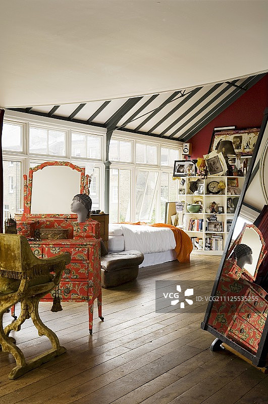 改造阁楼房间睡眠区前方的后现代梳妆台，具有传统的氛围图片素材