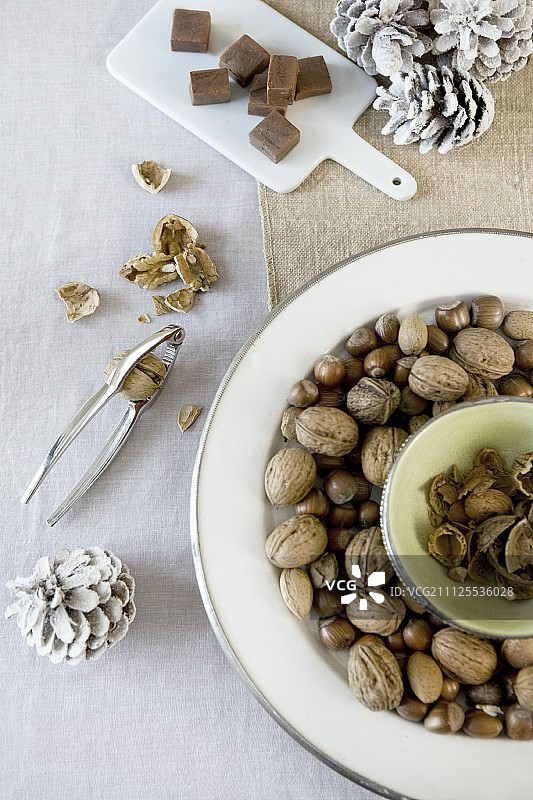 自然色调节日餐桌坚果摆盘图片素材