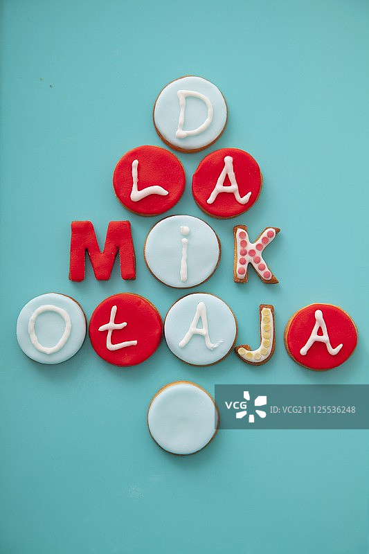 装饰有字母的杏仁蛋白饼干（波兰圣尼古拉斯节）图片素材