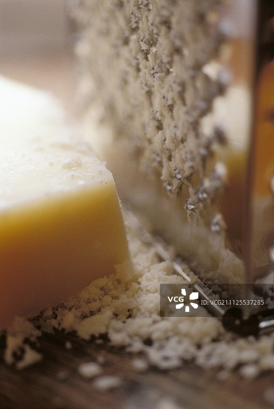 帕尔马干酪丝和擦丝器图片素材