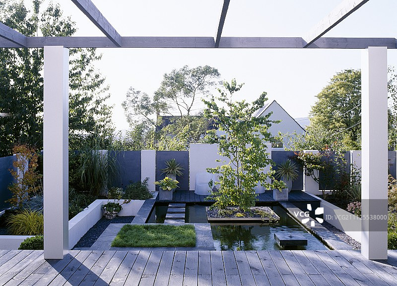 现代景观花园泳池前的凉棚露台图片素材