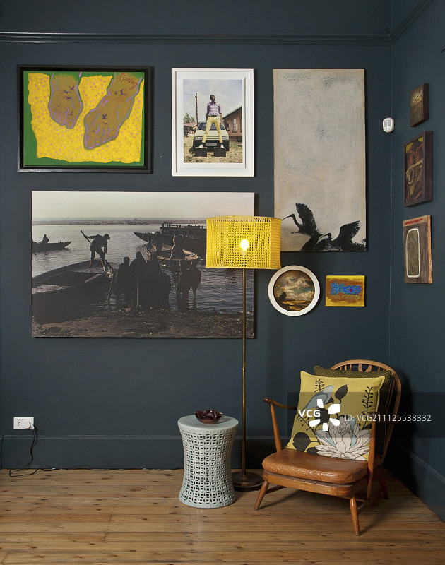 老式扶手椅和落地灯：蓝色画廊墙壁一角图片素材