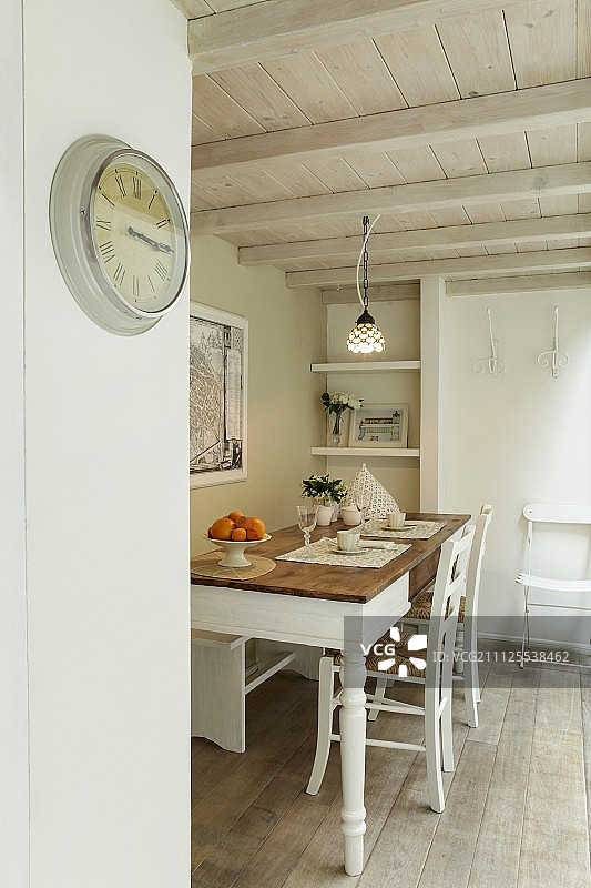 具有木制天花板和复古时钟的乡村风格用餐区图片素材