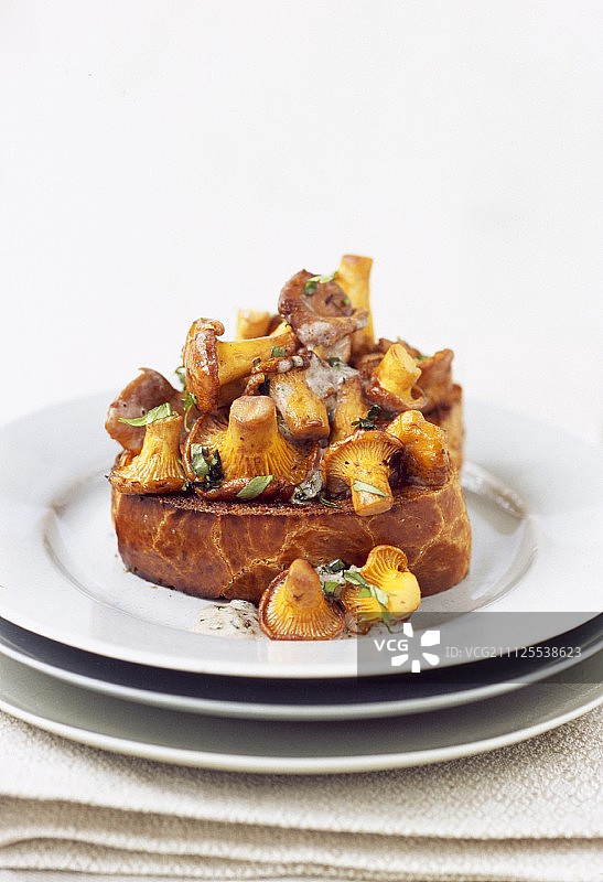 烤布里欧面包上的野生蘑菇图片素材