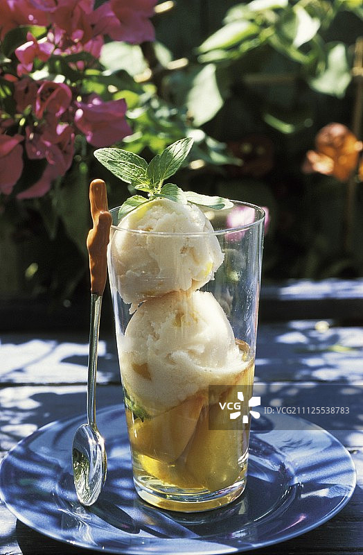 桃子冰淇淋杯图片素材