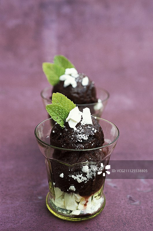 蛋白酥皮薄荷黑加仑冰沙图片素材