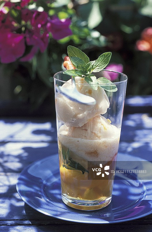 冰镇桃子法式甜点杯图片素材