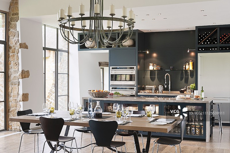 现代设计师厨房与餐桌和圆形吊灯图片素材