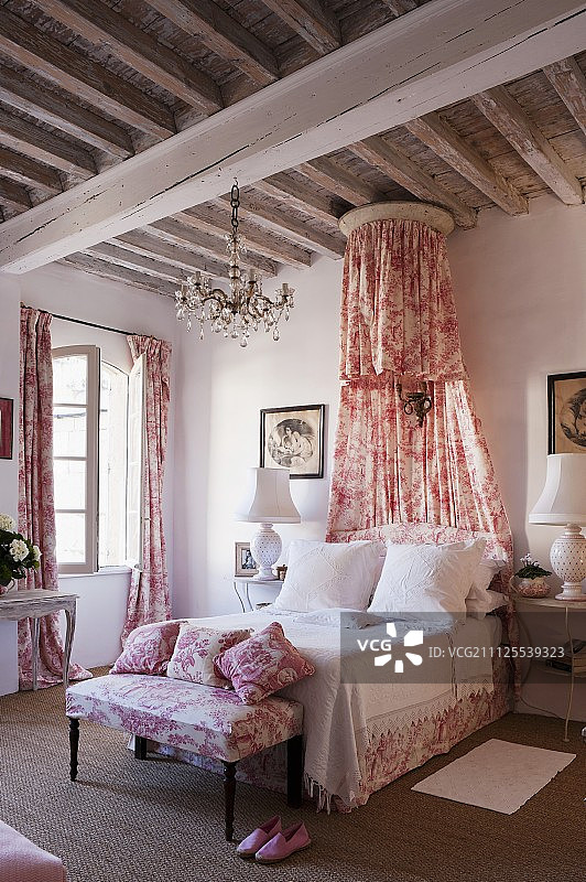 浪漫乡村风格卧室与红白色茹伊印花面料窗帘图片素材