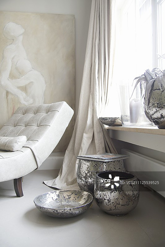 赤陶碗和浅色躺椅图片素材