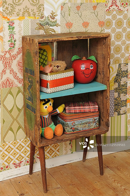 复古风格儿童卧室，DIY旧木箱搁板和50年代柜腿，老式马口铁玩具，70年代墙纸图片素材