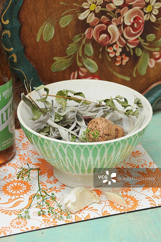 厨房老式法式饮用碗中的干草药和香槟软木塞图片素材