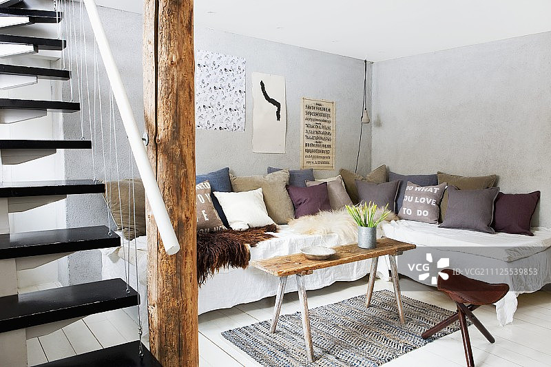 用作咖啡桌的复古长凳和转角沙发图片素材