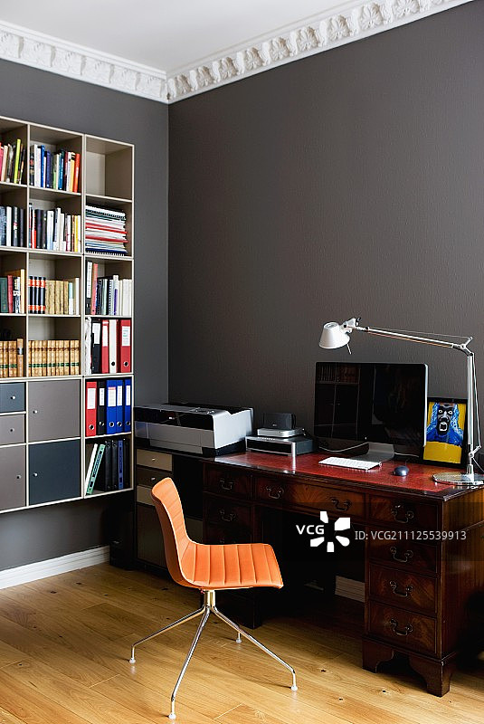 灰色房间的橙色办公椅图片素材