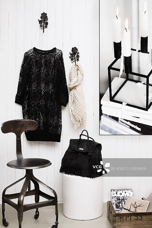 时尚灵感复古静物：转椅、包、连衣裙和围巾图片素材