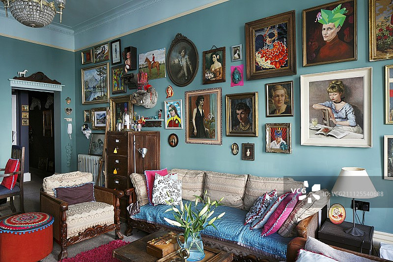 拥挤的复古风格公寓中绿松石墙上各种女性 framed 图片图片素材