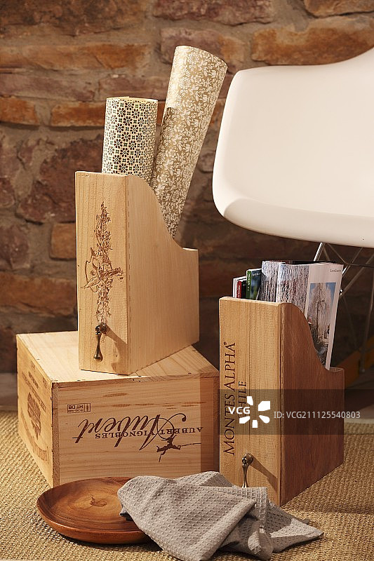 DIY文件盒：旧酒箱改造和伊姆斯经典摇椅，背景为乡村石墙图片素材