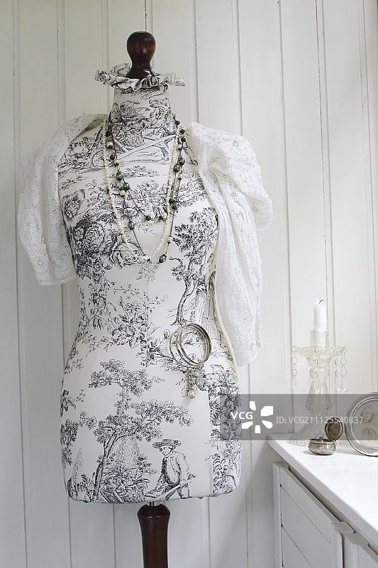 带有手缝Toile de Jouy面料罩的裁缝人偶图片素材