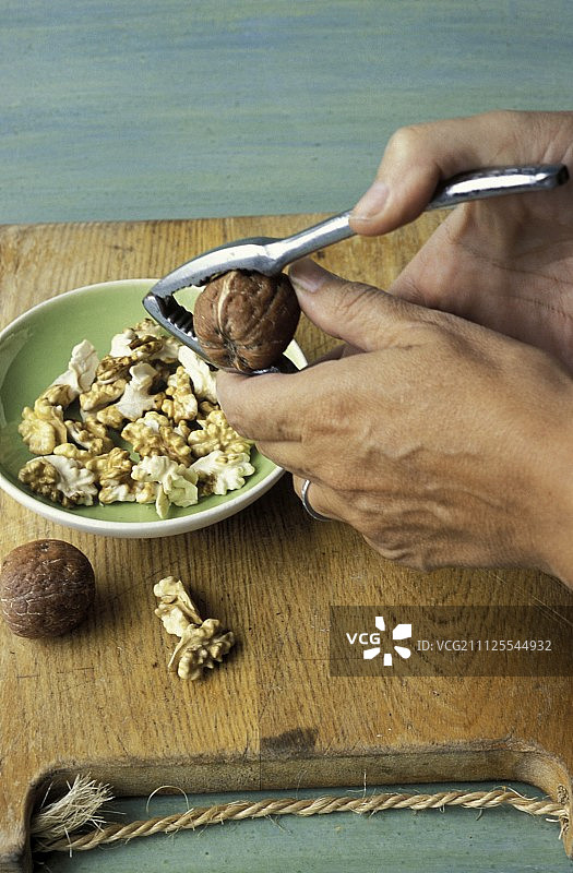 剥核桃图片素材