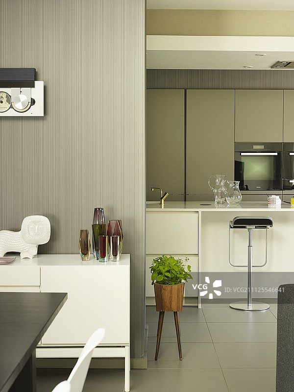 现代厨房用餐区与吧台凳图片素材