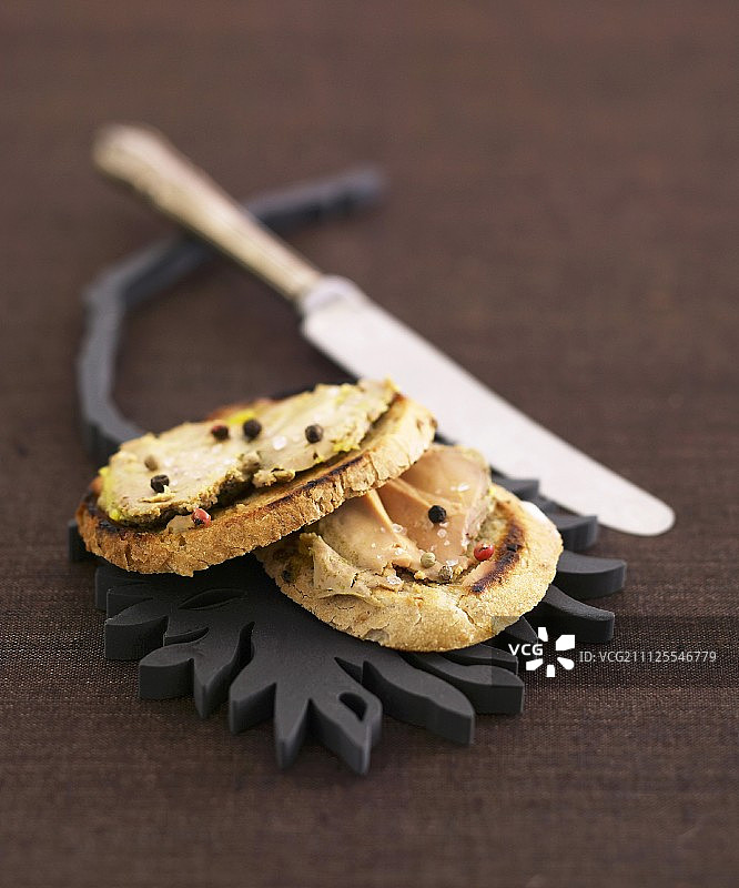 烤面包上的鸭鹅肝图片素材