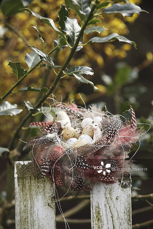 复活节鸟巢中的鸟蛋和羔羊装饰品图片素材