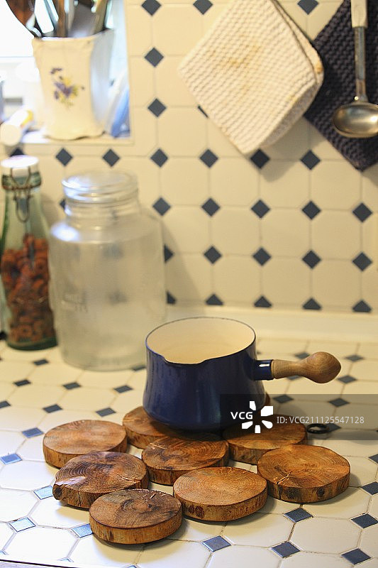 厨房台面上木质杯垫图片素材