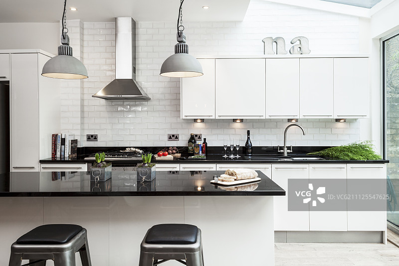 开放式厨房中的黑色台面岛台图片素材