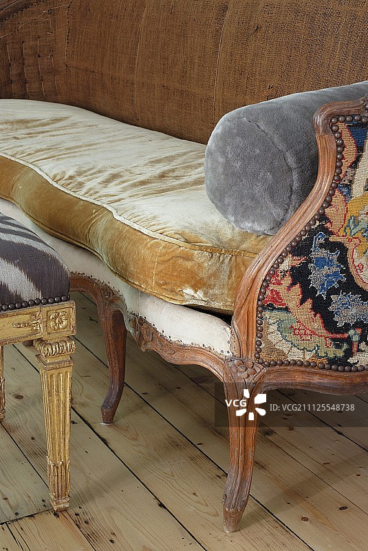 巴洛克风格木制框架长凳，靠垫和侧面采用不同的面料图片素材