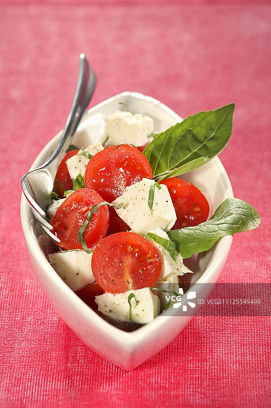 马苏里拉奶酪、番茄和罗勒沙拉图片素材