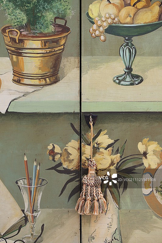 手绘带钥匙和流苏的柜子（细节图）图片素材