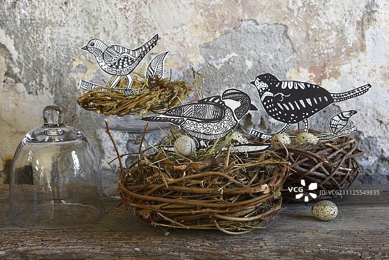 剥落油漆墙上手工纸鸟和鹌鹑蛋鸟巢图片素材