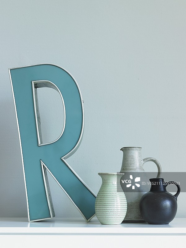 字母装饰品和手工花瓶图片素材