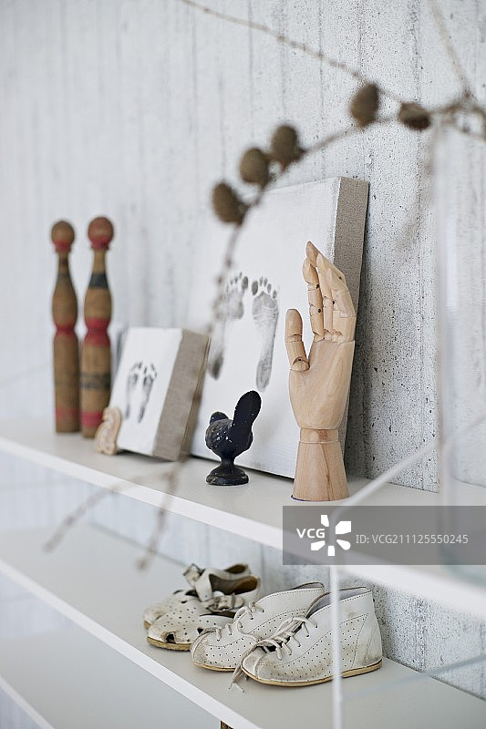 纪念品（如装在框架中的脚印和婴儿鞋）图片素材
