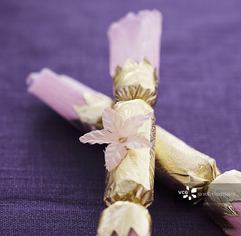 桌上的金色圣诞拉炮图片素材