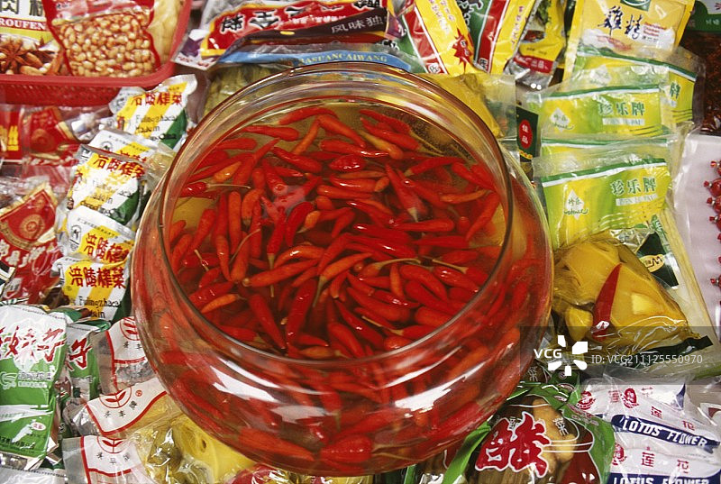 在玻璃罐中腌制的红色辣椒图片素材